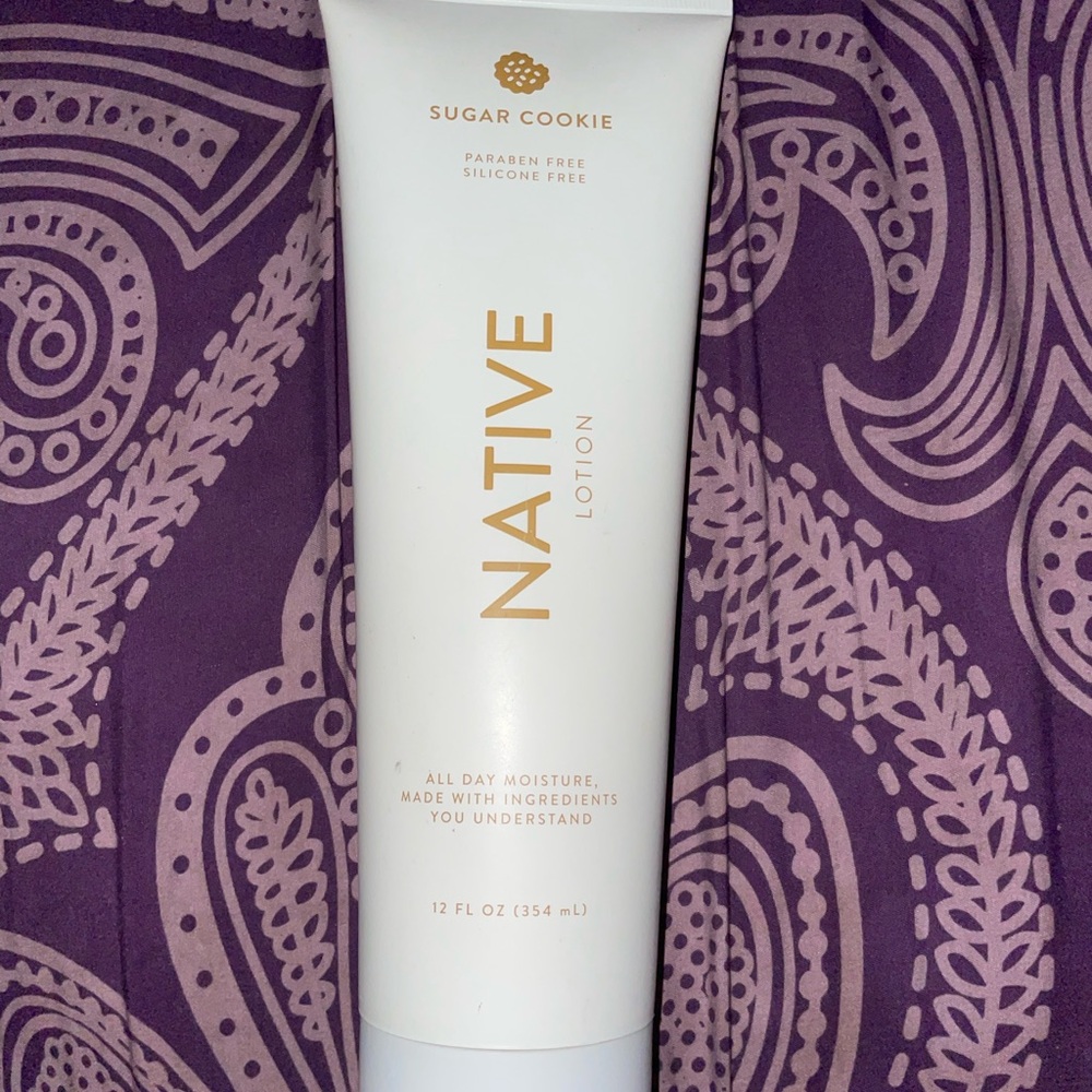 Native Sugar Cookie Scented Lotion in White